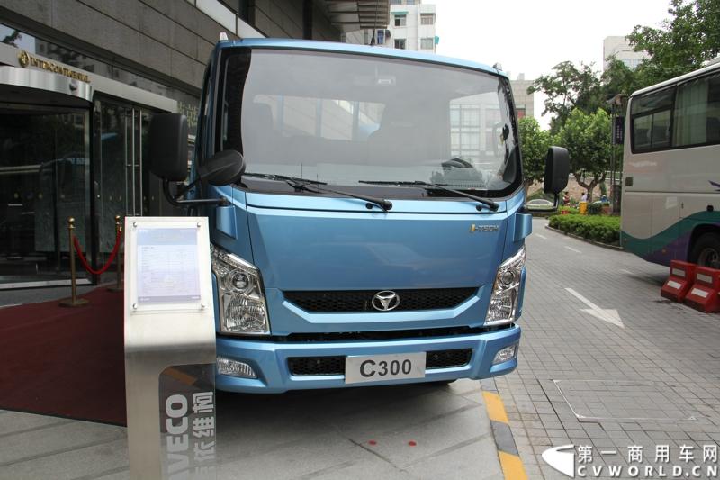 7月17日，南京依维柯在南京正式发布搭载全新动力链——上柴发动机的“超越”全新车型。如此一来，“超越”高端轻卡三条黄金动力链条现已形成，在丰富自身的同时，也为客户带去更多选择。图为搭载上柴SC28R125Q4动力的超越C300轻卡NJ1041ZFDCMZ。