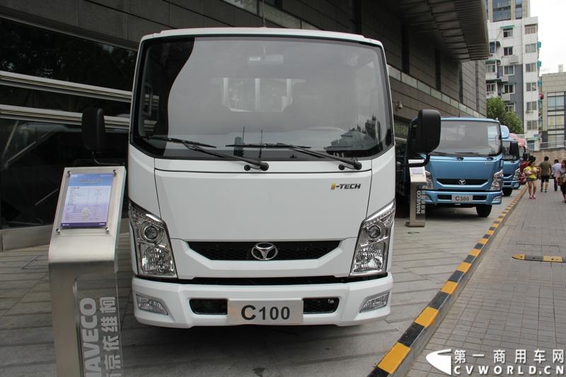 7月17日，南京依维柯在南京正式发布搭载全新动力链——上柴发动机的“超越”全新车型。如此一来，“超越”高端轻卡三条黄金动力链条现已形成，在丰富自身的同时，也为客户带去更多选择。图为搭载上柴SC28125Q4动力的超越C100-28轻卡。