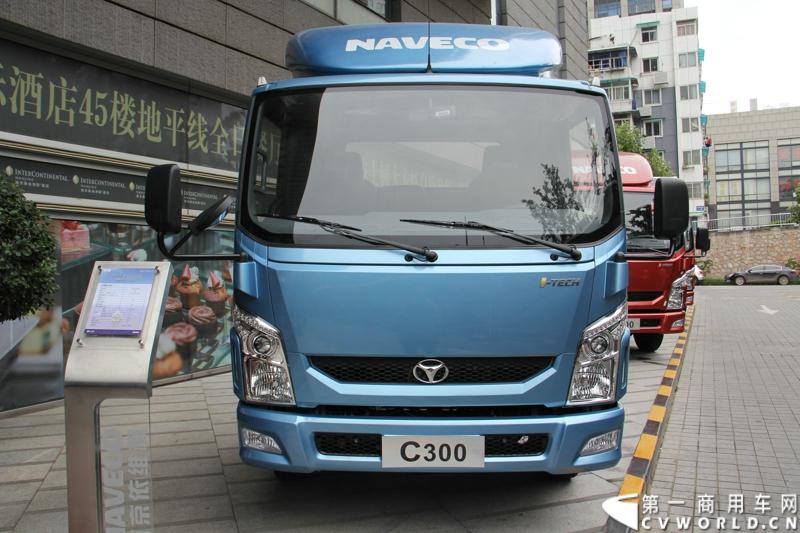 7月17日，南京依维柯在南京正式发布搭载全新动力链——上柴发动机的“超越”全新车型。如此一来，“超越”高端轻卡三条黄金动力链条现已形成，在丰富自身的同时，也为客户带去更多选择。图为搭载上柴SC28125Q4动力的超越C300-33轻卡底盘。