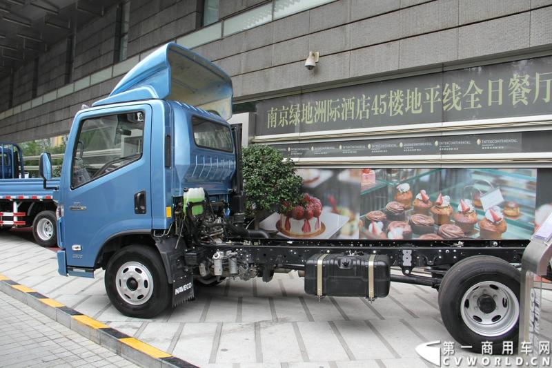 7月17日，南京依维柯在南京正式发布搭载全新动力链——上柴发动机的“超越”全新车型。如此一来，“超越”高端轻卡三条黄金动力链条现已形成，在丰富自身的同时，也为客户带去更多选择。图为搭载上柴SC28125Q4动力的超越C300-33轻卡底盘。