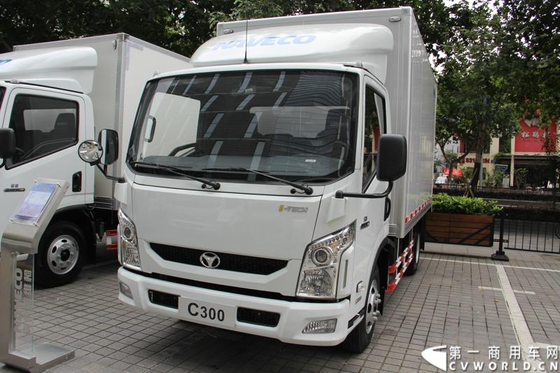 7月17日，南京依维柯在南京正式发布搭载全新动力链——上柴发动机的“超越”全新车型。如此一来，“超越”高端轻卡三条黄金动力链条现已形成，在丰富自身的同时，也为客户带去更多选择。图为搭载索菲姆发动机的超越C300-33轻卡。