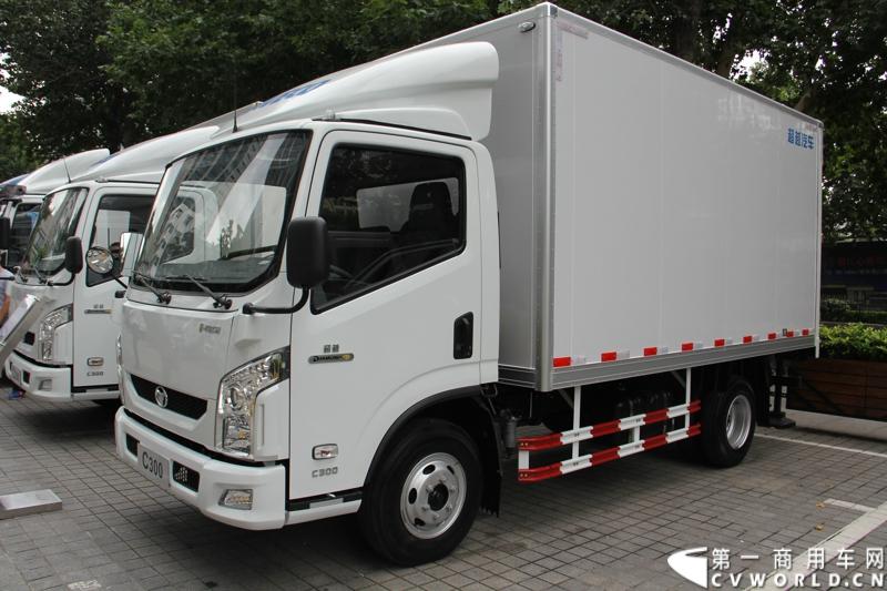 7月17日，南京依维柯在南京正式发布搭载全新动力链——上柴发动机的“超越”全新车型。如此一来，“超越”高端轻卡三条黄金动力链条现已形成，在丰富自身的同时，也为客户带去更多选择。图为搭载索菲姆发动机的超越C300-33轻卡。