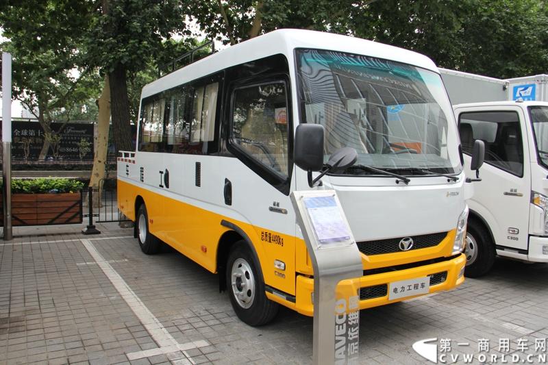 7月17日，南京依维柯在南京正式发布搭载全新动力链——上柴发动机的“超越”全新车型。如此一来，“超越”高端轻卡三条黄金动力链条现已形成，在丰富自身的同时，也为客户带去更多选择。图为搭载索菲姆发动机的南京依维柯超越工程车。