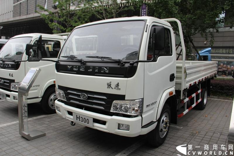 7月17日，南京依维柯在南京正式发布搭载全新动力链——上柴发动机的“超越”全新车型。如此一来，“超越”高端轻卡三条黄金动力链条现已形成，在丰富自身的同时，也为客户带去更多选择。图为搭载云内YN4DA2-40动力的跃进帅虎H300-33轻卡。