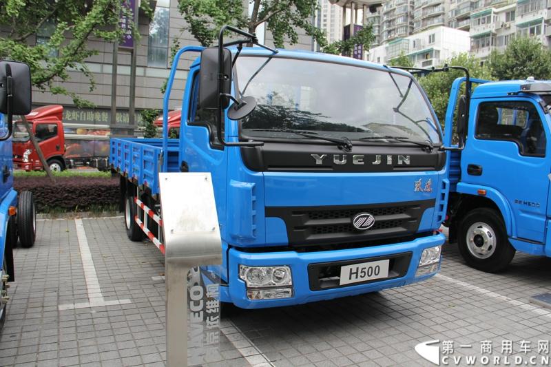 7月17日，南京依维柯在南京正式发布搭载全新动力链——上柴发动机的“超越”全新车型。如此一来，“超越”高端轻卡三条黄金动力链条现已形成，在丰富自身的同时，也为客户带去更多选择。图为搭载云内YN4DA2-40动力的跃进帅虎H500-38宽体轻卡。