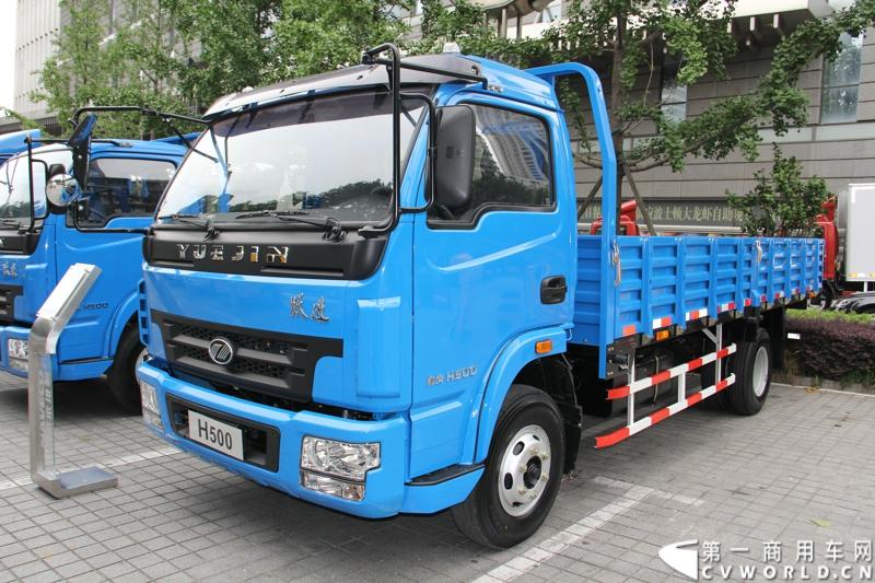 7月17日，南京依维柯在南京正式发布搭载全新动力链——上柴发动机的“超越”全新车型。如此一来，“超越”高端轻卡三条黄金动力链条现已形成，在丰富自身的同时，也为客户带去更多选择。图为搭载云内YN4DA2-40动力的跃进帅虎H500-38宽体轻卡。