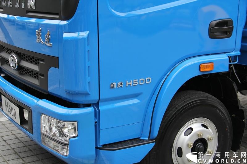 7月17日，南京依维柯在南京正式发布搭载全新动力链——上柴发动机的“超越”全新车型。如此一来，“超越”高端轻卡三条黄金动力链条现已形成，在丰富自身的同时，也为客户带去更多选择。图为搭载云内YN4DA2-40动力的跃进帅虎H500-38宽体轻卡。