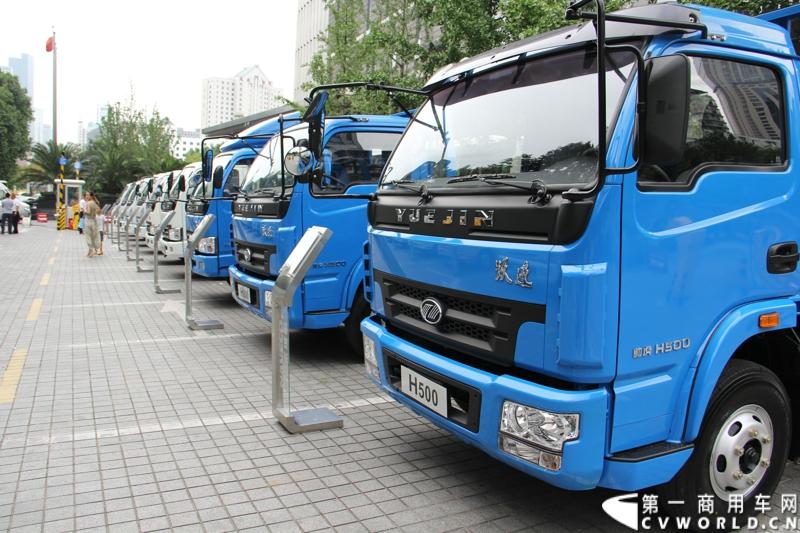 7月17日，南京依维柯在南京正式发布搭载全新动力链——上柴发动机的“超越”全新车型。如此一来，“超越”高端轻卡三条黄金动力链条现已形成，在丰富自身的同时，也为客户带去更多选择。图为搭载云内YN4DA2-40动力的跃进帅虎H500-38宽体轻卡。