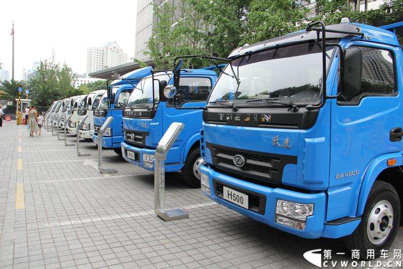 7月17日，南京依维柯在南京正式发布搭载全新动力链——上柴发动机的“超越”全新车型。如此一来，“超越”高端轻卡三条黄金动力链条现已形成，在丰富自身的同时，也为客户带去更多选择。图为搭载云内YN4DA2-40动力的跃进帅虎H500-38宽体轻卡。