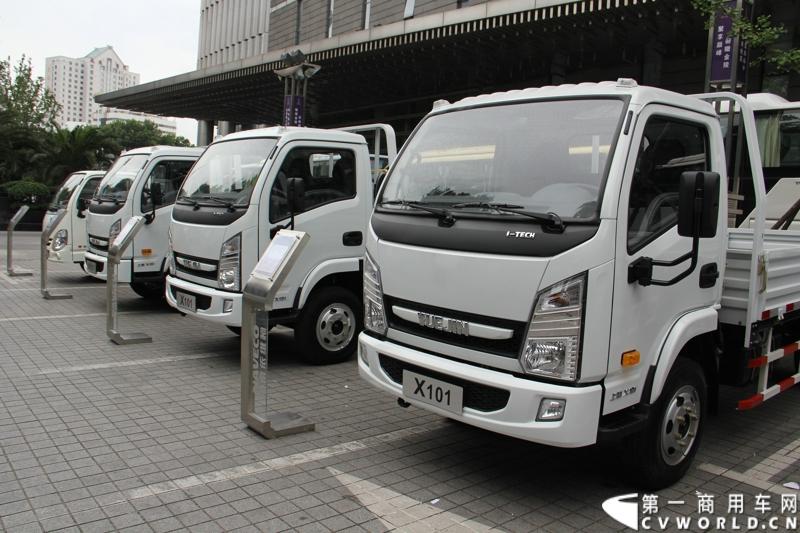 7月17日，南京依维柯在南京正式发布搭载全新动力链——上柴发动机的“超越”全新车型。如此一来，“超越”高端轻卡三条黄金动力链条现已形成，在丰富自身的同时，也为客户带去更多选择。图为南京依维柯“上骏”轻卡。