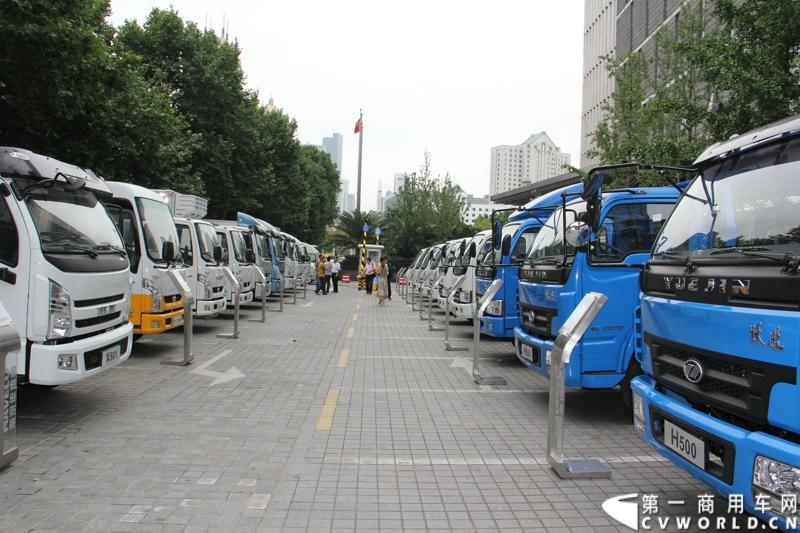 7月17日，南京依维柯在南京正式发布搭载全新动力链——上柴发动机的“超越”全新车型。如此一来，“超越”高端轻卡三条黄金动力链条现已形成，在丰富自身的同时，也为客户带去更多选择。图为南京依维柯跃进轻卡和超越轻卡系列。