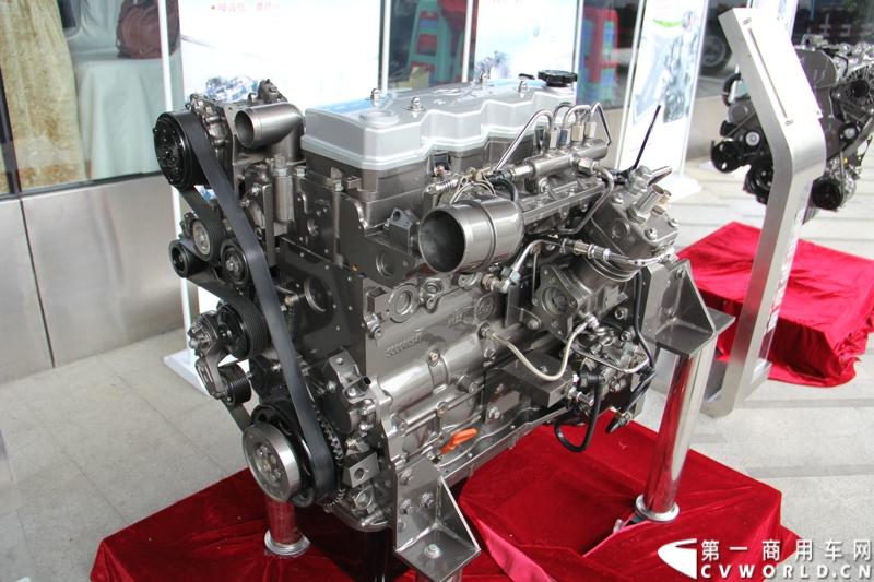7月17日，南京依维柯在南京正式发布搭载全新动力链——上柴发动机的“超越”全新车型。如此一来，“超越”高端轻卡三条黄金动力链条现已形成，在丰富自身的同时，也为客户带去更多选择。图为配套超越C500轻卡的上柴动力SC4H柴油发动机。
