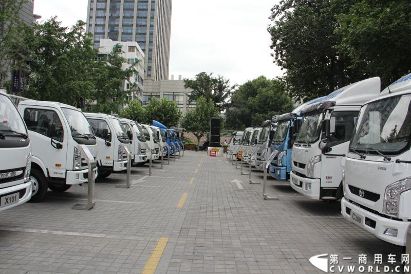 7月17日，南京依维柯在南京正式发布搭载全新动力链——上柴发动机的“超越”全新车型。如此一来，“超越”高端轻卡三条黄金动力链条现已形成，在丰富自身的同时，也为客户带去更多选择。图为南京依维柯跃进轻卡和超越轻卡系列。