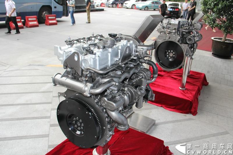 7月17日，南京依维柯在南京正式发布搭载全新动力链——上柴发动机的“超越”全新车型。如此一来，“超越”高端轻卡三条黄金动力链条现已形成，在丰富自身的同时，也为客户带去更多选择。图为配套超越轻卡的上柴R系列轻型柴油发动机。