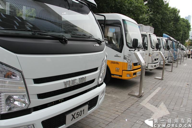 7月17日，南京依维柯在南京正式发布搭载全新动力链——上柴发动机的“超越”全新车型。如此一来，“超越”高端轻卡三条黄金动力链条现已形成，在丰富自身的同时，也为客户带去更多选择。图为现场展出的跃进轻卡系列。