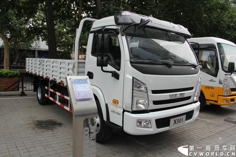 7月17日，南京依维柯在南京正式发布搭载全新动力链——上柴发动机的“超越”全新车型。如此一来，“超越”高端轻卡三条黄金动力链条现已形成，在丰富自身的同时，也为客户带去更多选择。图为搭载康明斯ISF3动力的上骏X501轻卡。