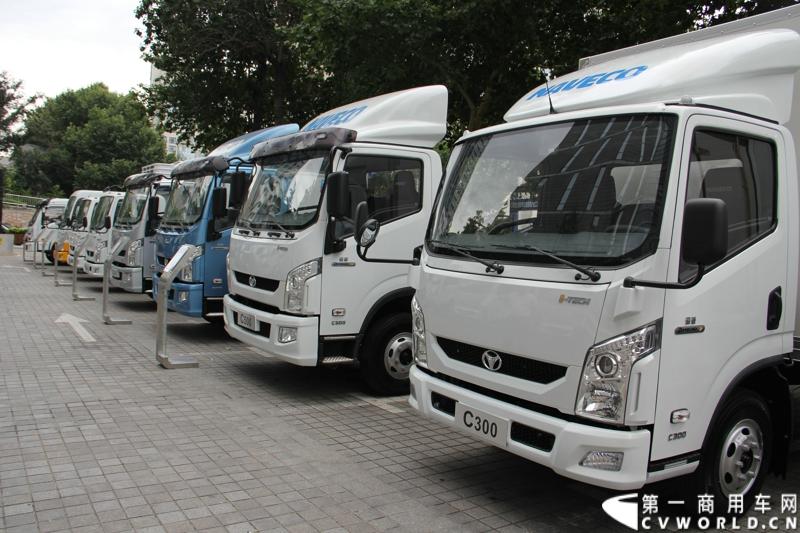 7月17日，南京依维柯在南京正式发布搭载全新动力链——上柴发动机的“超越”全新车型。如此一来，“超越”高端轻卡三条黄金动力链条现已形成，在丰富自身的同时，也为客户带去更多选择。图为现场展出的超越高档轻卡系列。