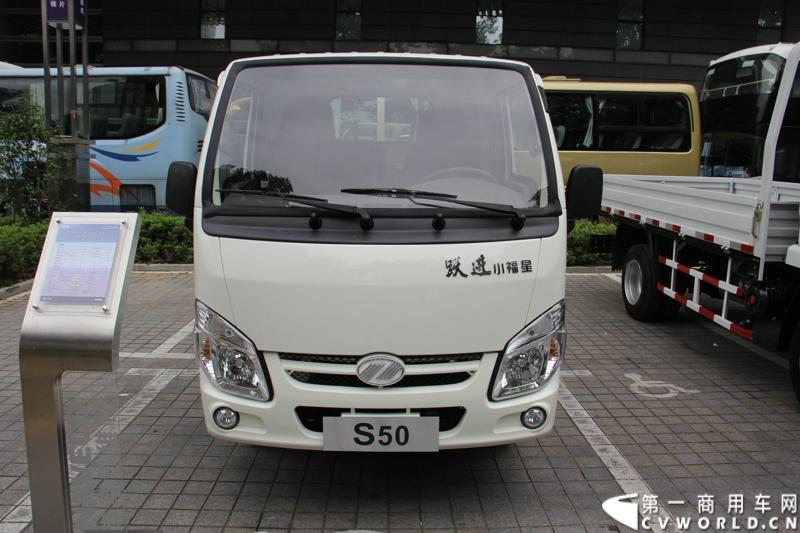 7月17日，南京依维柯在南京正式发布搭载全新动力链——上柴发动机的“超越”全新车型。如此一来，“超越”高端轻卡三条黄金动力链条现已形成，在丰富自身的同时，也为客户带去更多选择。图为搭载LJ469Q-AE8发动机的跃进小福星S50微卡。