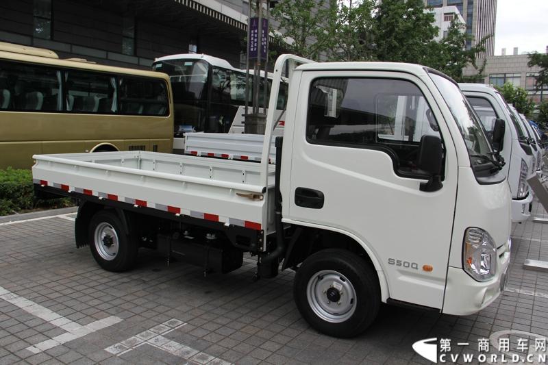 7月17日，南京依维柯在南京正式发布搭载全新动力链——上柴发动机的“超越”全新车型。如此一来，“超越”高端轻卡三条黄金动力链条现已形成，在丰富自身的同时，也为客户带去更多选择。图为搭载LJ469Q-AE8发动机的跃进小福星S50微卡。