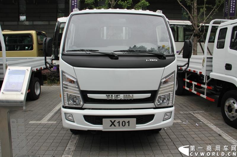 7月17日，南京依维柯在南京正式发布搭载全新动力链——上柴发动机的“超越”全新车型。如此一来，“超越”高端轻卡三条黄金动力链条现已形成，在丰富自身的同时，也为客户带去更多选择。图为搭载SFM28112E4发动机的上骏X100-33中档轻卡。