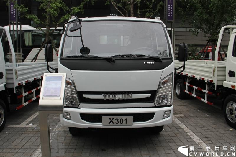 7月17日，南京依维柯在南京正式发布搭载全新动力链——上柴发动机的“超越”全新车型。如此一来，“超越”高端轻卡三条黄金动力链条现已形成，在丰富自身的同时，也为客户带去更多选择。图为搭载SFM28112E4发动机的上骏X300-33轻卡NJ1042DCFT。