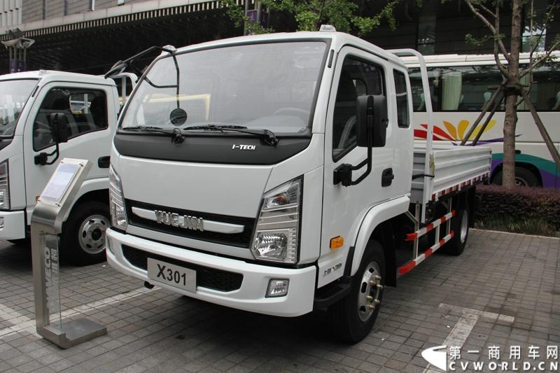 7月17日，南京依维柯在南京正式发布搭载全新动力链——上柴发动机的“超越”全新车型。如此一来，“超越”高端轻卡三条黄金动力链条现已形成，在丰富自身的同时，也为客户带去更多选择。图为搭载SFM28112E4发动机的上骏X300-33轻卡NJ1042DCFT。