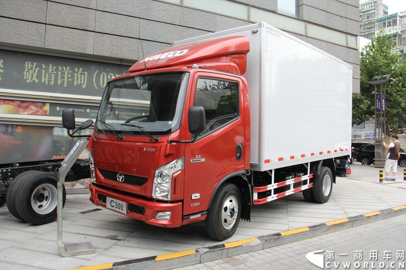 7月17日，南京依维柯在南京正式发布搭载全新动力链——上柴发动机的“超越”全新车型。如此一来，“超越”高端轻卡三条黄金动力链条现已形成，在丰富自身的同时，也为客户带去更多选择。图为搭载菲亚特动力科技F1C发动机的超越C300-33厢式货车。