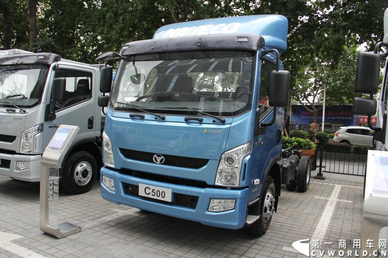 7月17日，南京依维柯在南京正式发布搭载全新动力链——上柴发动机的“超越”全新车型。如此一来，“超越”高端轻卡三条黄金动力链条现已形成，在丰富自身的同时，也为客户带去更多选择。图为搭载上柴SC4H140Q4动力的超越C500-33宽体轻卡。