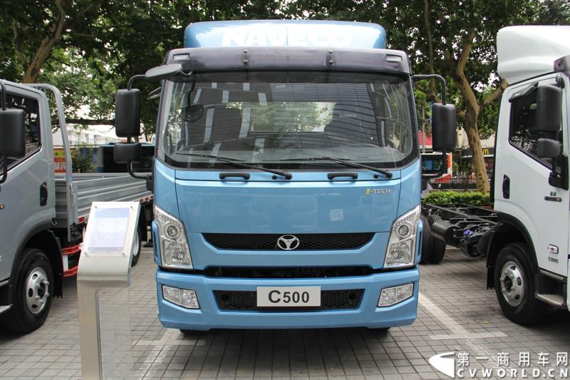 7月17日，南京依维柯在南京正式发布搭载全新动力链——上柴发动机的“超越”全新车型。如此一来，“超越”高端轻卡三条黄金动力链条现已形成，在丰富自身的同时，也为客户带去更多选择。图为搭载上柴SC4H140Q4动力的超越C500-33宽体轻卡。