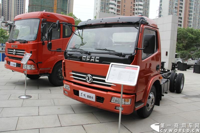 7月19日，东风汽车股份有限公司旗下营销单元——东风轻型商用车营销有限公司在武汉召开2014年中营销工作会。会议向合作伙伴展示了涵盖旗下东风凯普特、东风锐铃、东风多利卡等市场畅销品牌的40余款国四升级产品，这些国四轻卡已全面实现店面铺货。图为现场展示的东风多利卡L系列玉柴国IV车型。