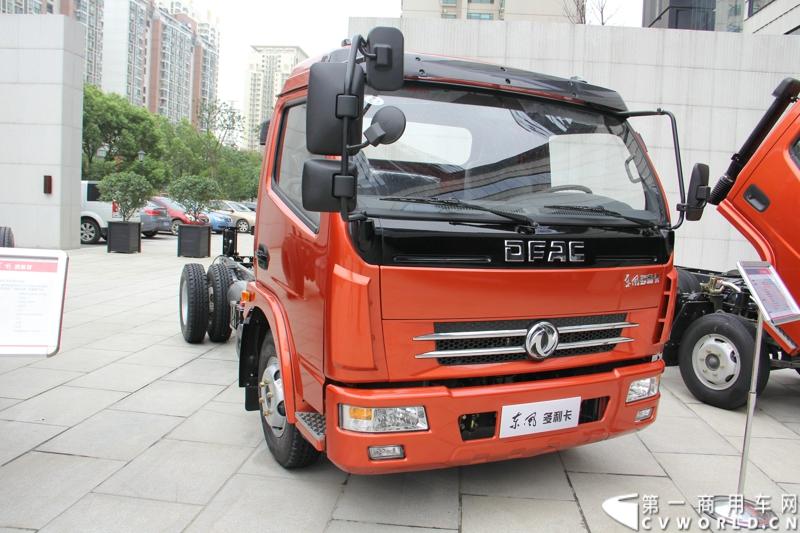 7月19日，东风汽车股份有限公司旗下营销单元——东风轻型商用车营销有限公司在武汉召开2014年中营销工作会。会议向合作伙伴展示了涵盖旗下东风凯普特、东风锐铃、东风多利卡等市场畅销品牌的40余款国四升级产品，这些国四轻卡已全面实现店面铺货。图为现场展示的东风多利卡L系列玉柴国IV车型。