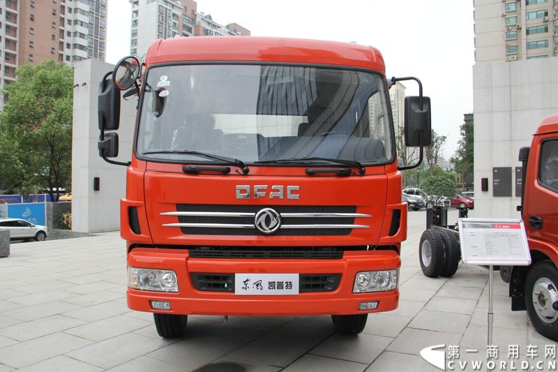 7月19日，东风汽车股份有限公司旗下营销单元——东风轻型商用车营销有限公司在武汉召开2014年中营销工作会。会议向合作伙伴展示了涵盖旗下东风凯普特、东风锐铃、东风多利卡等市场畅销品牌的40余款国四升级产品，这些国四轻卡已全面实现店面铺货。图为现场展示的东风凯普特XL系列国IV车型。