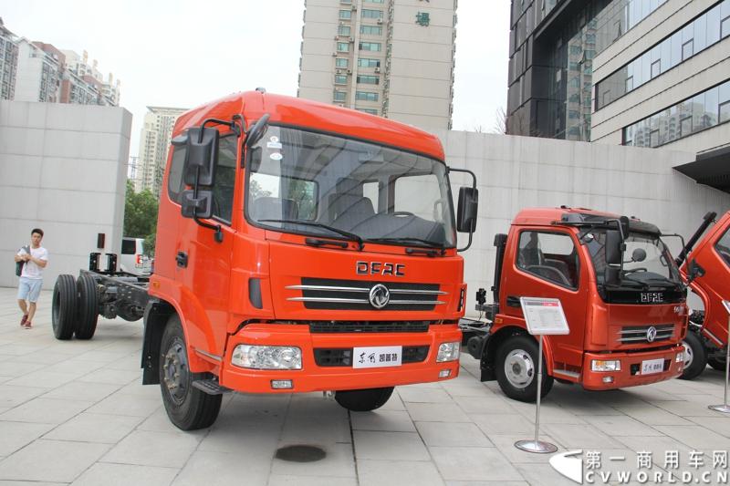 7月19日，东风汽车股份有限公司旗下营销单元——东风轻型商用车营销有限公司在武汉召开2014年中营销工作会。会议向合作伙伴展示了涵盖旗下东风凯普特、东风锐铃、东风多利卡等市场畅销品牌的40余款国四升级产品，这些国四轻卡已全面实现店面铺货。图为现场展示的东风凯普特XL系列国IV车型。