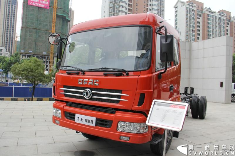 7月19日，东风汽车股份有限公司旗下营销单元——东风轻型商用车营销有限公司在武汉召开2014年中营销工作会。会议向合作伙伴展示了涵盖旗下东风凯普特、东风锐铃、东风多利卡等市场畅销品牌的40余款国四升级产品，这些国四轻卡已全面实现店面铺货。图为现场展示的东风凯普特XL系列国IV车型。