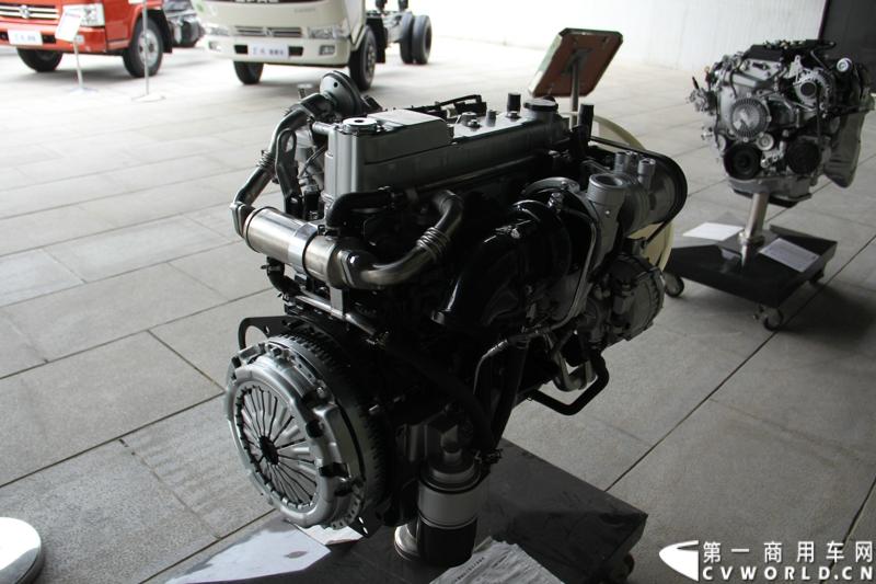 7月19日，东风汽车股份有限公司旗下营销单元——东风轻型商用车营销有限公司在武汉召开2014年中营销工作会。会议向合作伙伴展示了涵盖旗下东风凯普特、东风锐铃、东风多利卡等市场畅销品牌的40余款国四升级产品，这些国四轻卡已全面实现店面铺货。图为现场展示的东风汽车股份D28国IV轻型柴油发动机。