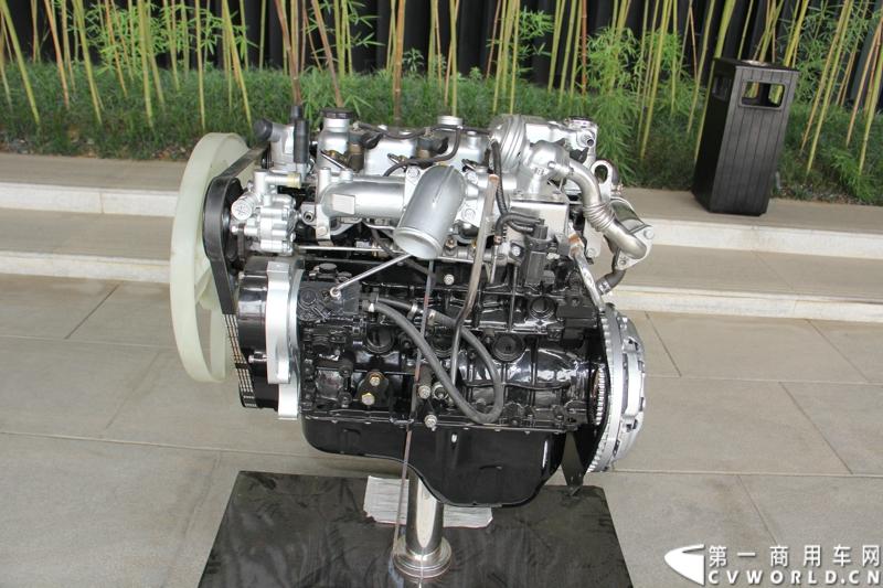 7月19日，东风汽车股份有限公司旗下营销单元——东风轻型商用车营销有限公司在武汉召开2014年中营销工作会。会议向合作伙伴展示了涵盖旗下东风凯普特、东风锐铃、东风多利卡等市场畅销品牌的40余款国四升级产品，这些国四轻卡已全面实现店面铺货。图为现场展示的东风汽车股份D28国IV轻型柴油发动机。