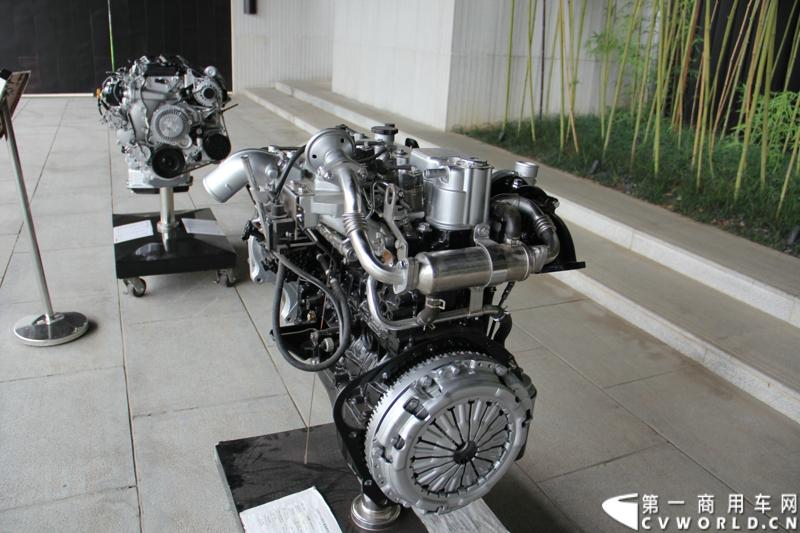 7月19日，东风汽车股份有限公司旗下营销单元——东风轻型商用车营销有限公司在武汉召开2014年中营销工作会。会议向合作伙伴展示了涵盖旗下东风凯普特、东风锐铃、东风多利卡等市场畅销品牌的40余款国四升级产品，这些国四轻卡已全面实现店面铺货。图为现场展示的东风汽车股份D28国IV轻型柴油发动机。