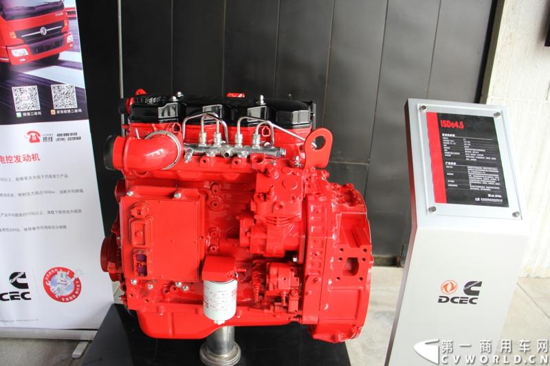 7月19日，东风汽车股份有限公司旗下营销单元——东风轻型商用车营销有限公司在武汉召开2014年中营销工作会。会议向合作伙伴展示了涵盖旗下东风凯普特、东风锐铃、东风多利卡等市场畅销品牌的40余款国四升级产品，这些国四轻卡已全面实现店面铺货。图为现场展示的东风康明斯ISDe4.5国IV柴油发动机。