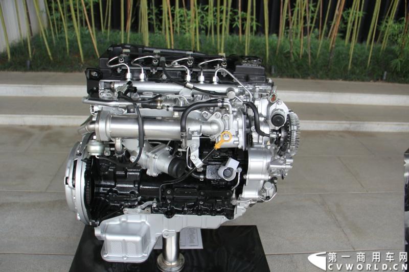 7月19日，东风汽车股份有限公司旗下营销单元——东风轻型商用车营销有限公司在武汉召开2014年中营销工作会。会议向合作伙伴展示了涵盖旗下东风凯普特、东风锐铃、东风多利卡等市场畅销品牌的40余款国四升级产品，这些国四轻卡已全面实现店面铺货。图为现场展示的东风汽车股份ZD30国IV轻型柴油发动机。