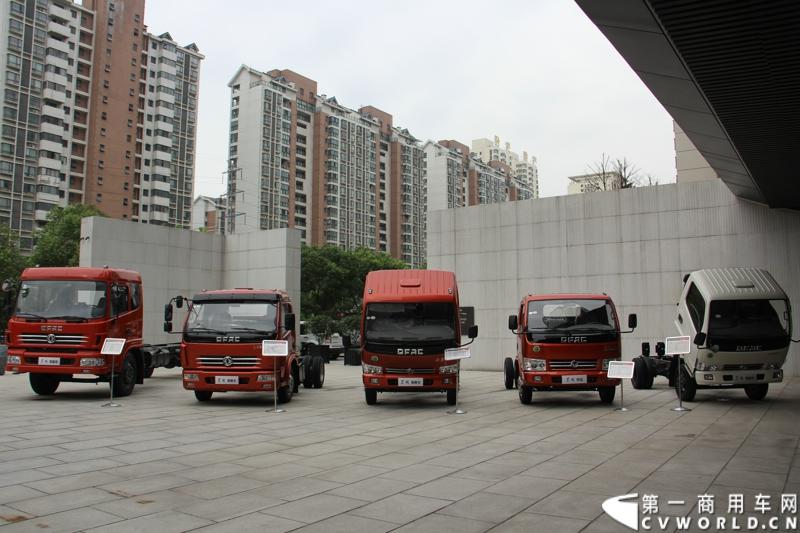 7月19日，东风汽车股份有限公司旗下营销单元——东风轻型商用车营销有限公司在武汉召开2014年中营销工作会。会议向合作伙伴展示了涵盖旗下东风凯普特、东风锐铃、东风多利卡等市场畅销品牌的40余款国四升级产品，这些国四轻卡已全面实现店面铺货。图为现场展示的东风国IV轻卡系列轻卡。