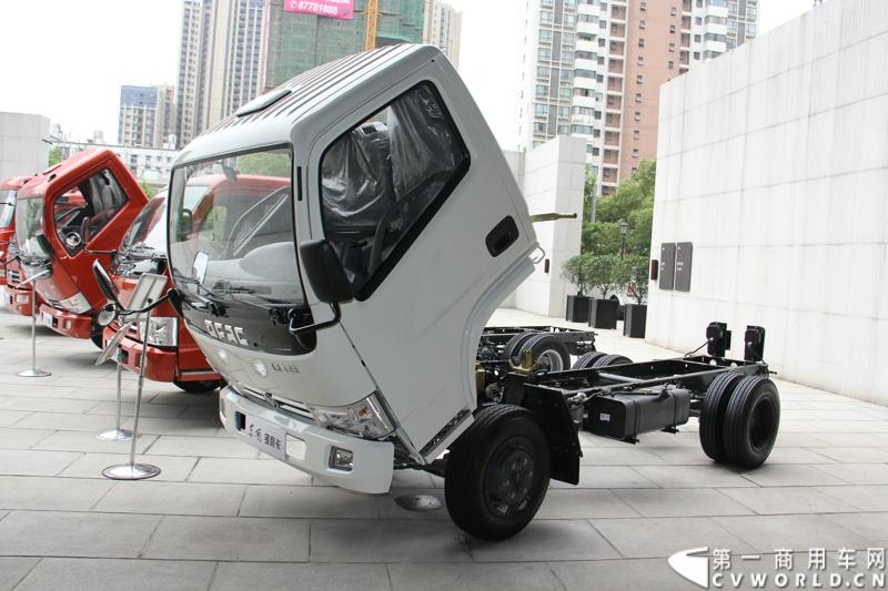 7月19日，东风汽车股份有限公司旗下营销单元——东风轻型商用车营销有限公司在武汉召开2014年中营销工作会。会议向合作伙伴展示了涵盖旗下东风凯普特、东风锐铃、东风多利卡等市场畅销品牌的40余款国四升级产品，这些国四轻卡已全面实现店面铺货。图为现场展示的东风国IV轻卡系列轻卡。