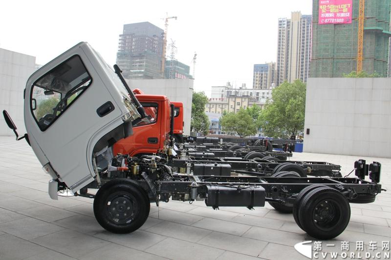 7月19日，东风汽车股份有限公司旗下营销单元——东风轻型商用车营销有限公司在武汉召开2014年中营销工作会。会议向合作伙伴展示了涵盖旗下东风凯普特、东风锐铃、东风多利卡等市场畅销品牌的40余款国四升级产品，这些国四轻卡已全面实现店面铺货。图为现场展示的东风国IV轻卡系列轻卡。