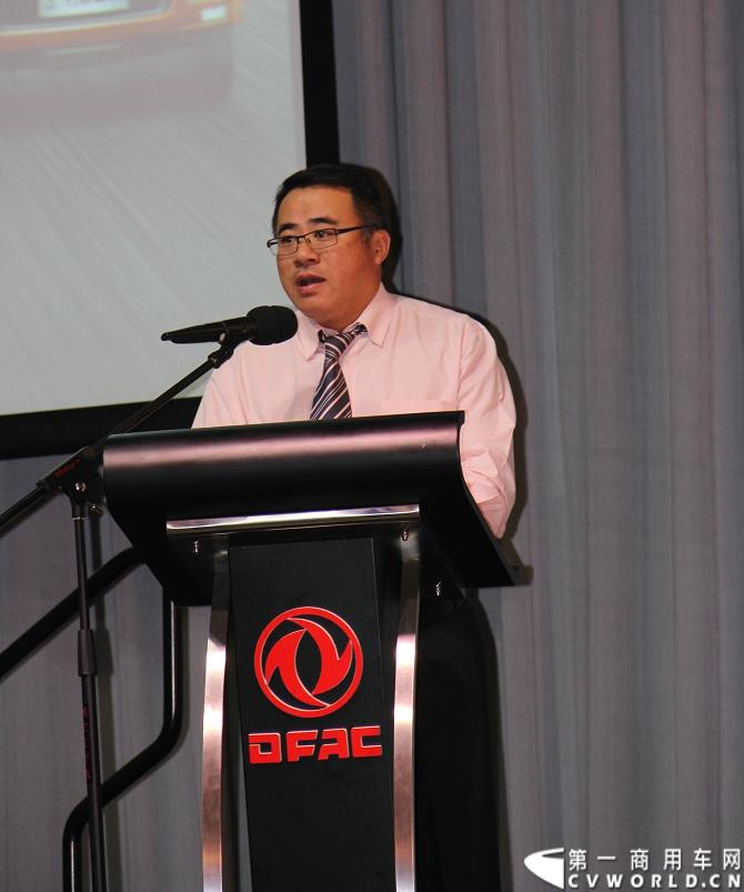 7月19日，东风汽车股份有限公司旗下营销单元——东风轻型商用车营销有限公司在武汉召开2014年中营销工作会。会议向合作伙伴展示了涵盖旗下东风凯普特、东风锐铃、东风多利卡等市场畅销品牌的40余款国四升级产品，这些国四轻卡已全面实现店面铺货。图为东风汽车股份总经理助理、东风轻型商用车营销有限公司总经理张小帆致辞。