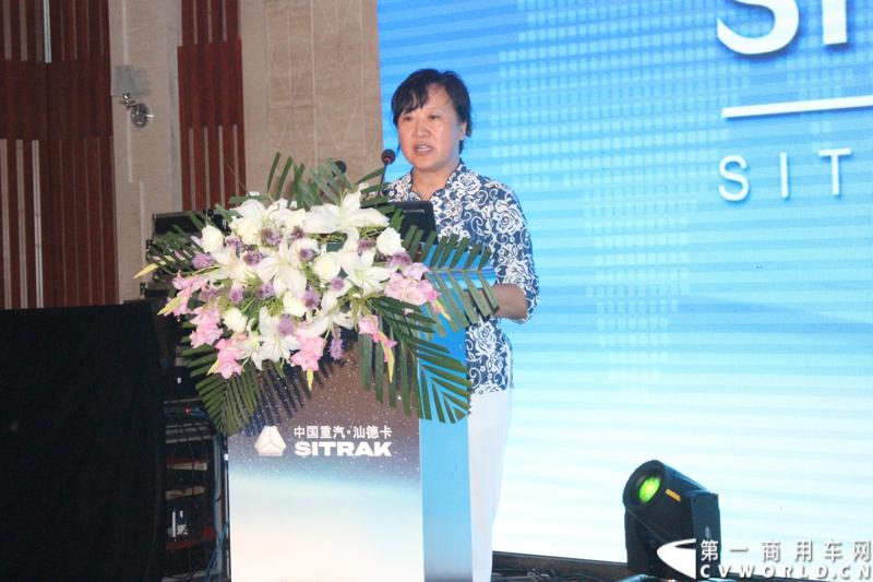 7月21日-24日，中国重汽汕德卡SITRAK-2014全国物流园区体验式互动路演在哈尔滨市启开帷幕。图为黑龙江省物流与供应链商会副会长兼秘书长郑春平女士对黑龙江省物流运输业的发展以及带给重卡行业的机遇与挑战进行了专业的阐述。