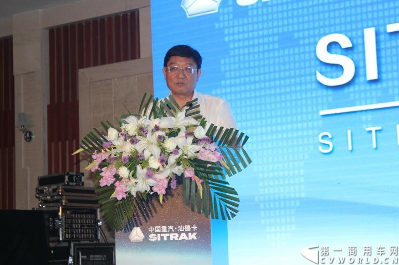 7月21日-24日，中国重汽汕德卡SITRAK-2014全国物流园区体验式互动路演在哈尔滨市启开帷幕。图为物流与采购联合会副会长蔡进分析国内物流行业形势。
