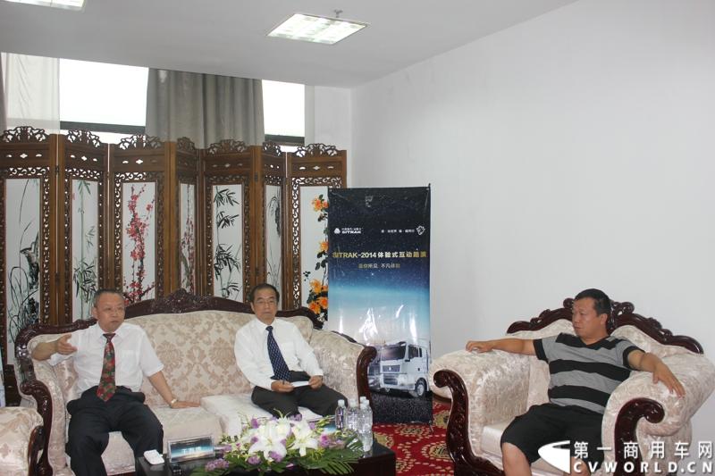 7月21日-24日，中国重汽汕德卡SITRAK-2014全国物流园区体验式互动路演在哈尔滨市启开帷幕。图为中国重汽领导与大客户接受媒体采访。
