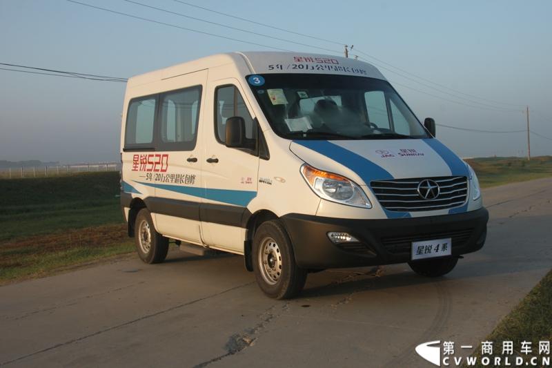 7月30日，江淮星锐4系试乘试驾活动在北京朝阳体育中心拉开帷幕。此次试驾活动主要分为场地试驾和公路试驾两部分，分别从车辆外观、动力性、操控性、制动性以及油耗水平和舒适性，对星锐4系车型进行评测。