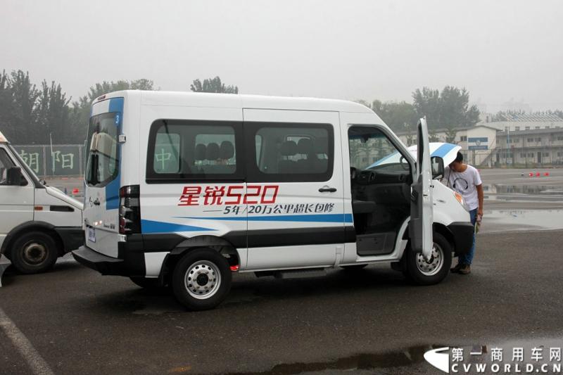 7月30日，江淮星锐4系试乘试驾活动在北京朝阳体育中心拉开帷幕。此次试驾活动主要分为场地试驾和公路试驾两部分，分别从车辆外观、动力性、操控性、制动性以及油耗水平和舒适性，对星锐4系车型进行评测。