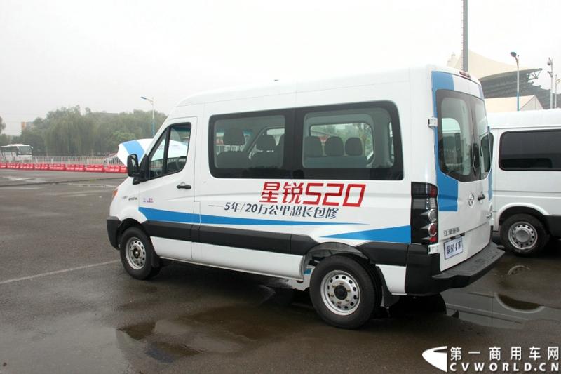 7月30日，江淮星锐4系试乘试驾活动在北京朝阳体育中心拉开帷幕。此次试驾活动主要分为场地试驾和公路试驾两部分，分别从车辆外观、动力性、操控性、制动性以及油耗水平和舒适性，对星锐4系车型进行评测。