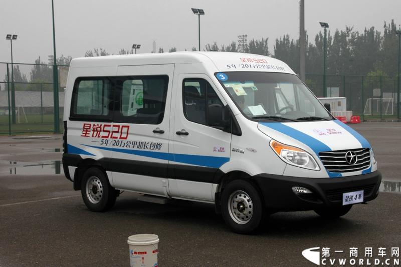 7月30日，江淮星锐4系试乘试驾活动在北京朝阳体育中心拉开帷幕。此次试驾活动主要分为场地试驾和公路试驾两部分，分别从车辆外观、动力性、操控性、制动性以及油耗水平和舒适性，对星锐4系车型进行评测。